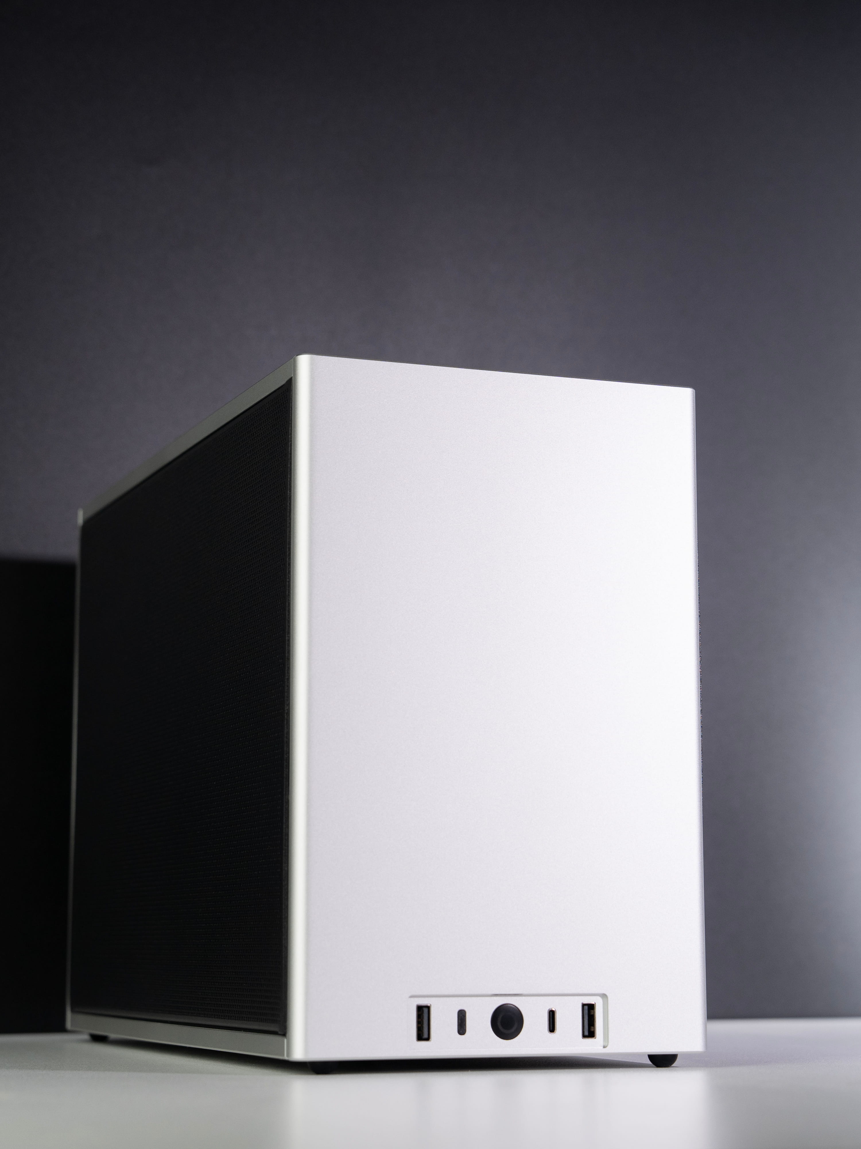 Custom SFF Small Form Factor PC – AMD Ryzen 9 9950X3D ASUS TUF RTX 5090 32GB Ncase M2 CNC Aluminium Silver Black