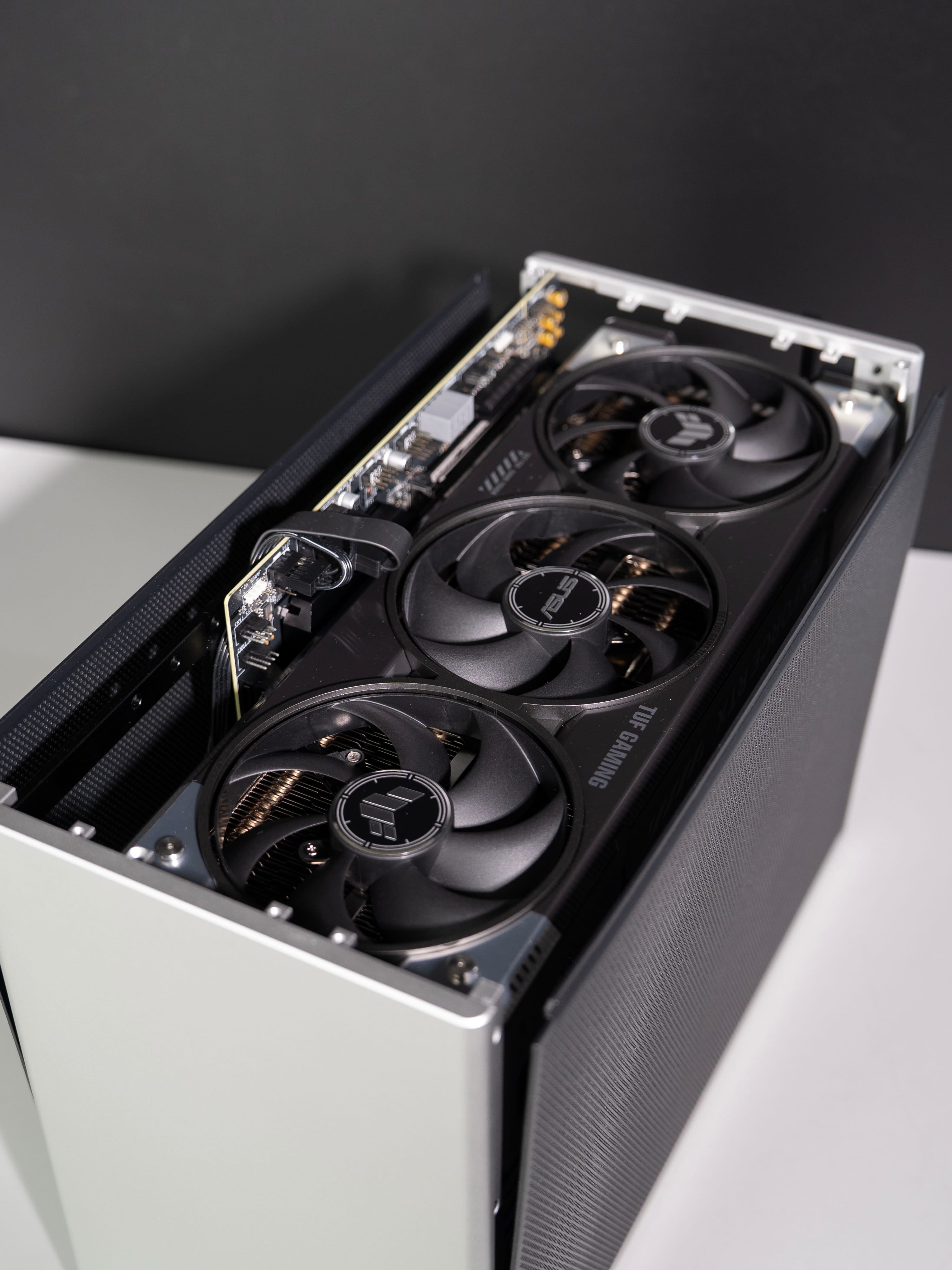 Custom SFF Small Form Factor PC – AMD Ryzen 9 9950X3D ASUS TUF RTX 5090 32GB Ncase M2 CNC Aluminium Silver Black