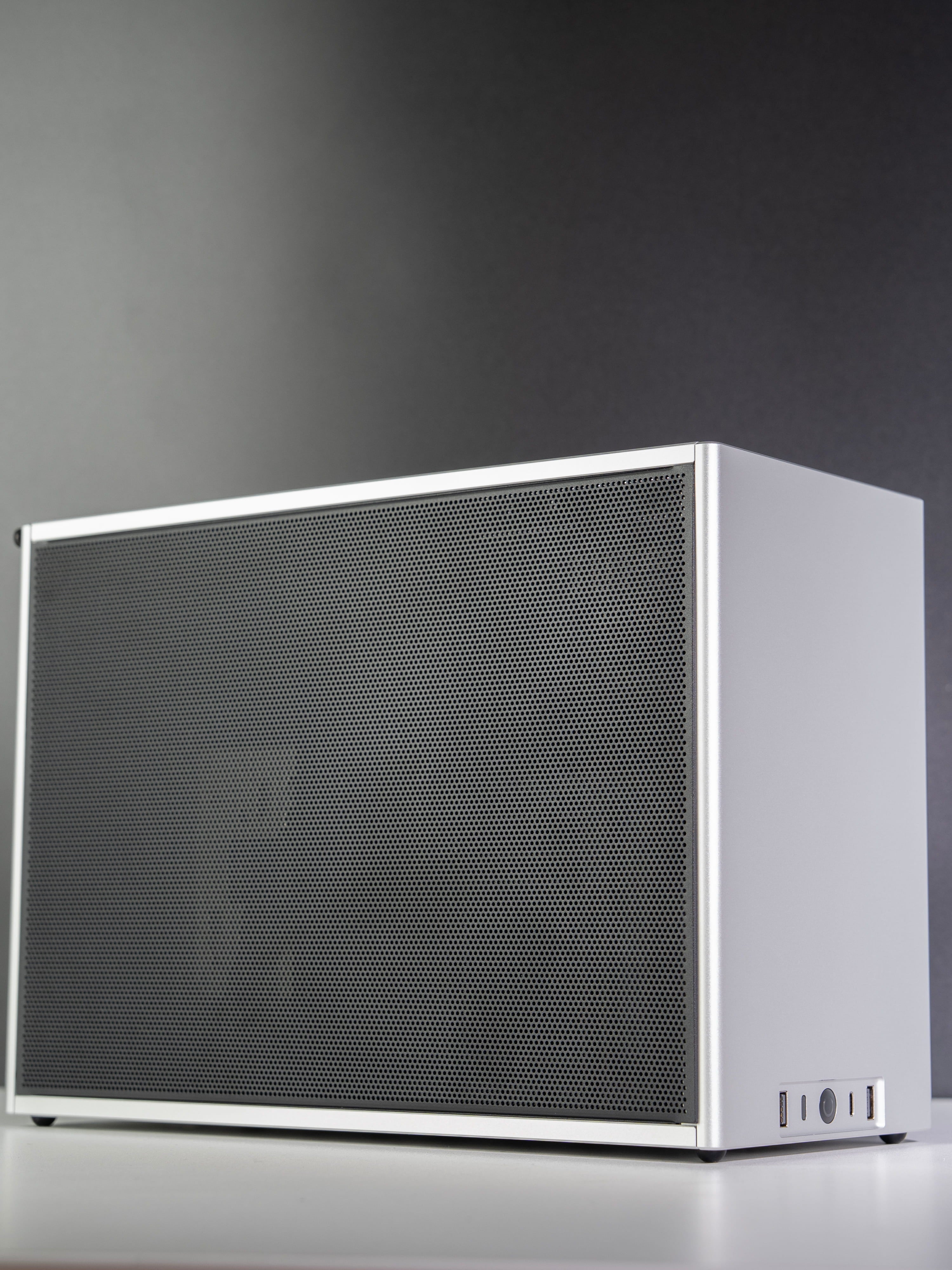 Custom SFF Small Form Factor PC – AMD Ryzen 9 9950X3D ASUS TUF RTX 5090 32GB Ncase M2 CNC Aluminium Silver Black